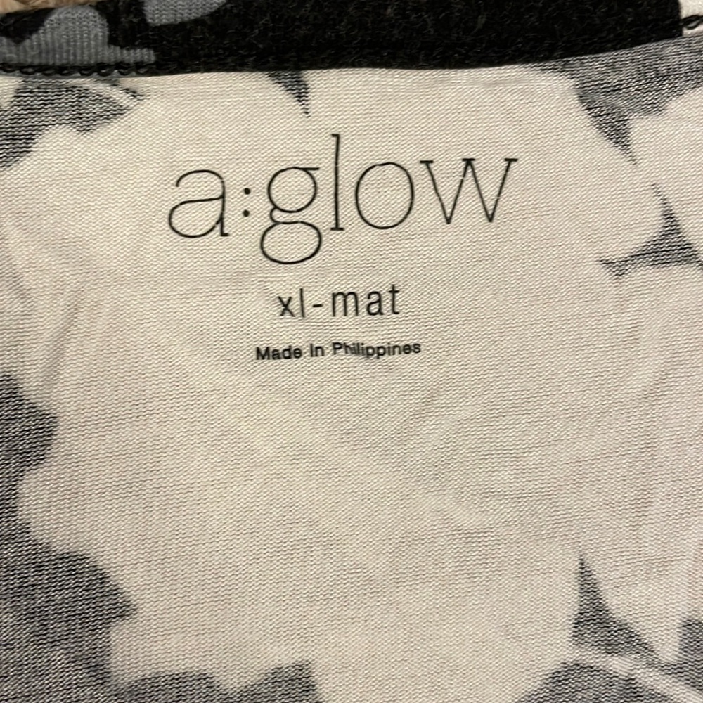 A:glow short sleeve floral scoop neck top with ruched sides - Picture 7 of 8